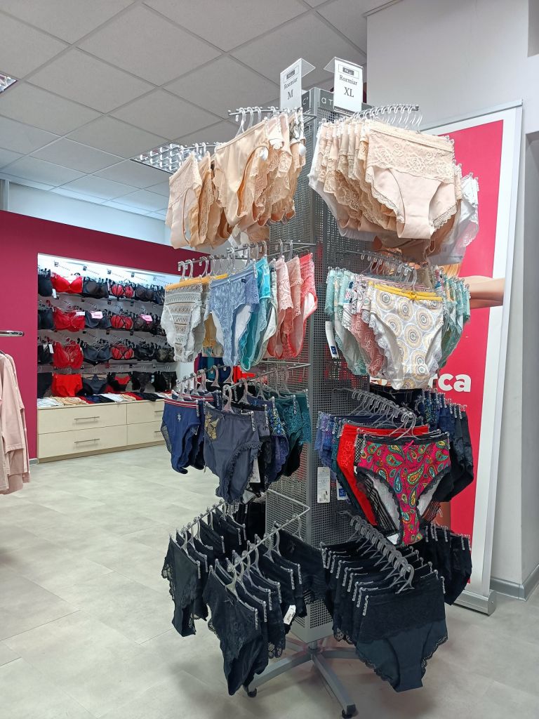 Stojak z figami – odkryj pełen urok naszych klasycznych i nowoczesnych fasonów, które czekają na Ciebie.